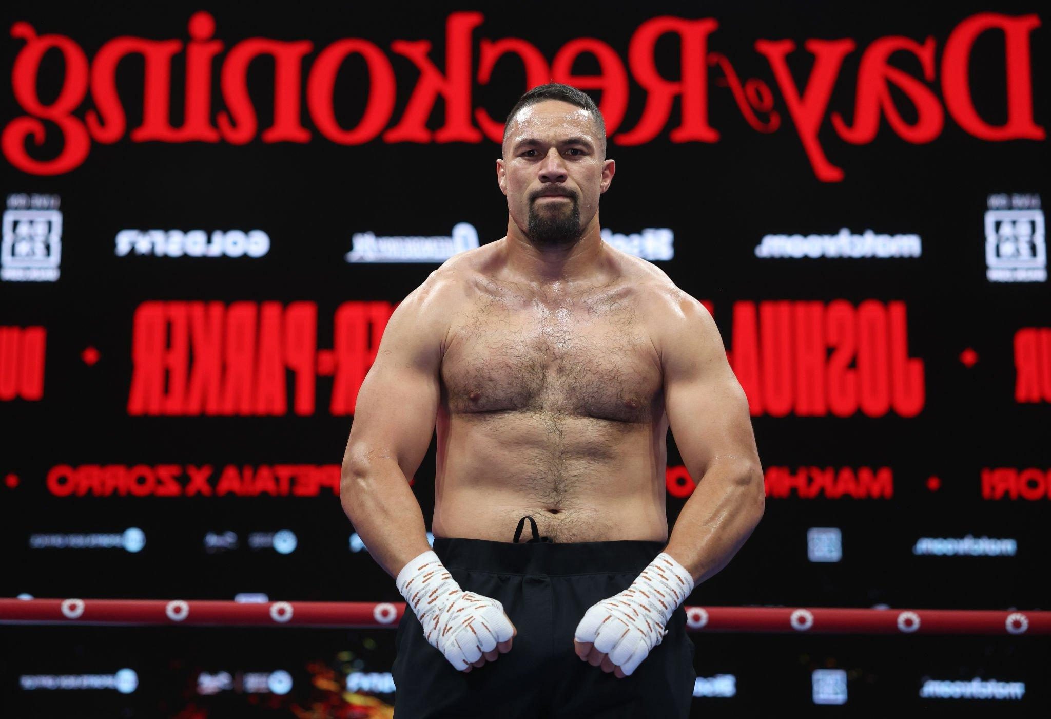 Джозеф Паркер вітає фанатів після переможного бою